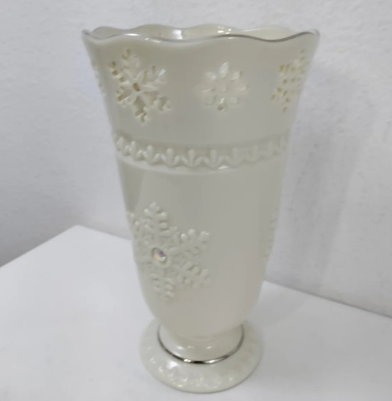 HTF Lenox 2005 Decorative 8.75" Ivory Vase Large Pierced Snowflake Silver Detail - Picture 4 of 12